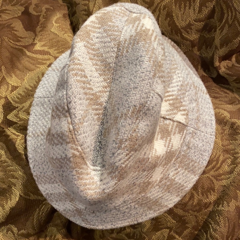 Burberry Bucket hat in signature Taupe and Gray. Near new condition.
